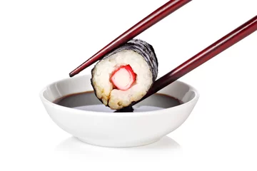Fototapeten Hosomaki Sushi mit Stäbchen und Sojasauce © gtranquillity