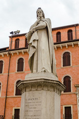 Fototapeta na wymiar Dante Alighieri Statue, Verona
