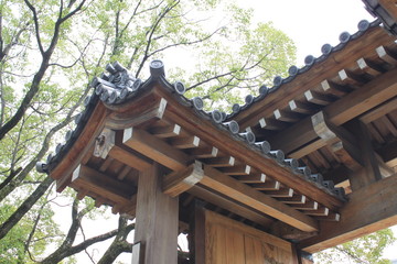 神社の門と瓦屋根