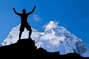 Crédence de cuisine en verre imprimé Ama Dablam Man hiking success silhouette in mountains