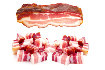 Tranche de lard fumé cru avec découpe en dés sur fond blanc