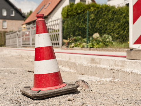 Strassenbauarbeiten - Eine Pilone warnt vor einer Gefahrenstelle