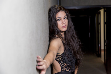 Naklejka premium Pretty young woman by the wall