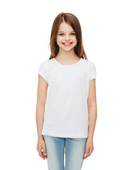 Obraz premium smiling little girl in white blank t-shirt