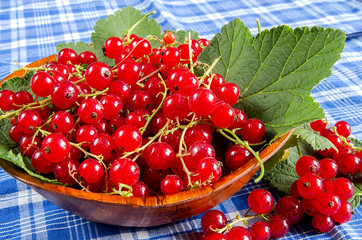 Red currant in a wooden bowl