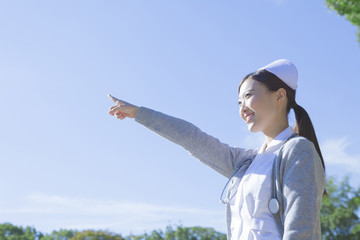 空を指差す看護士