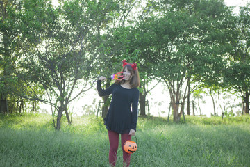 Fototapeta premium ハロウィンの仮装をした女性