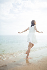 Fototapeta na wymiar 砂浜を走る女性