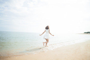 Obraz na płótnie Canvas 砂浜を走る女性