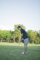 ゴルフをする男性