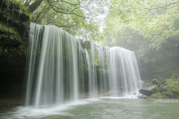 霧の中の鍋ヶ滝