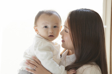 赤ちゃんを見つめる母親