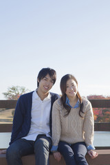 Obraz premium 公園のベンチで座るカップル