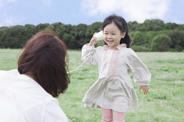 Fototapeta premium 糸電話で遊ぶ母親と子供