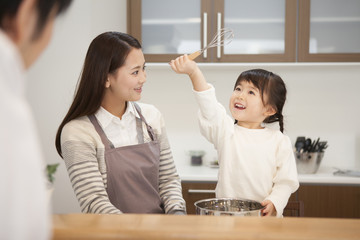 母親と料理をする女の子