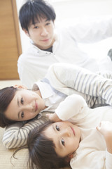 和室で寝転ぶ家族