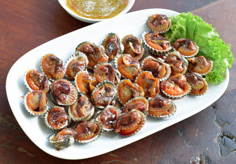 Steamed blanched clams with dipping sauce