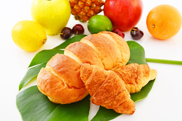 新鮮な食べ物とモンステラの葉