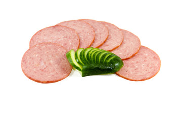 Frische Salami mit Gurkenfächer
