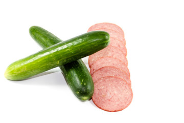 Frische Salami mit Grünen Gurken