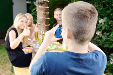 Junge fotografiert bei Garten-Party
