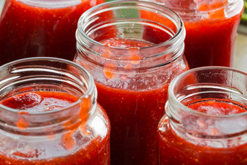 Fototapeta na wymiar Erdbeermarmelade Kochen abfüllen der Marmelade
