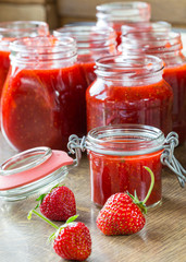 Erdbeermarmelade Kochen fertige Marmelade in Einmachgläsern