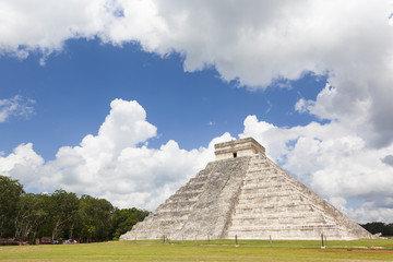 Fototapeta na wymiar Temple of Chichen Itza, mayan pyramid in Yucatan, Mexico