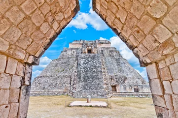 Fototapeten Ancient mayan pyramid in Uxmal, Yucatan, Mexico © eddygaleotti