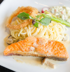 Spagetti salmon