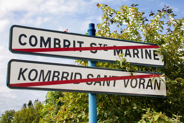 Panneau indicateur à Combrit dans le Finistère