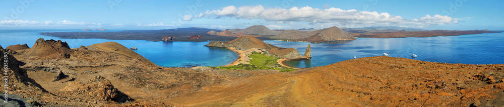 Wall mural panoramic view of pinnacle rock and surroundings in bartolome