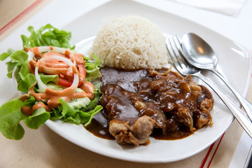 chicken with black pepper sauce and rice