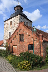 Fototapeta na wymiar Vor der Kirche in Rogätz/Elbe