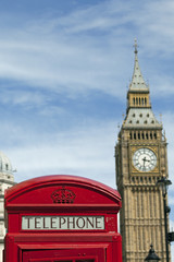 Fototapeta na wymiar Elizabeth Tower,Big Ben, rote Telefonzelle,London