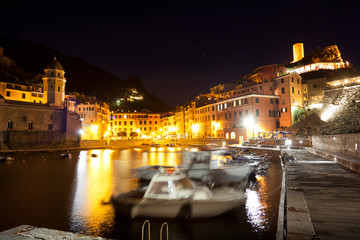 Fototapeta na wymiar nasyp w Vernazza z oświetleniem w nocy, Włochy