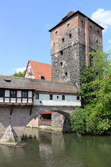 Fototapeta na wymiar Henkersteg und Wasserturm in Nürnberg