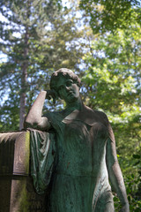 Frauenstatue am Grabstein