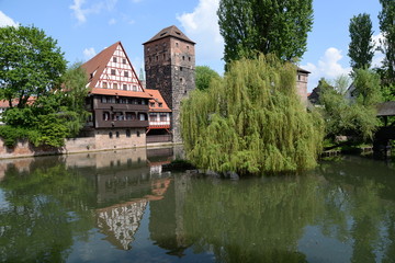 Fototapeta na wymiar Weinstadl und Wasserturm in Nürnberg