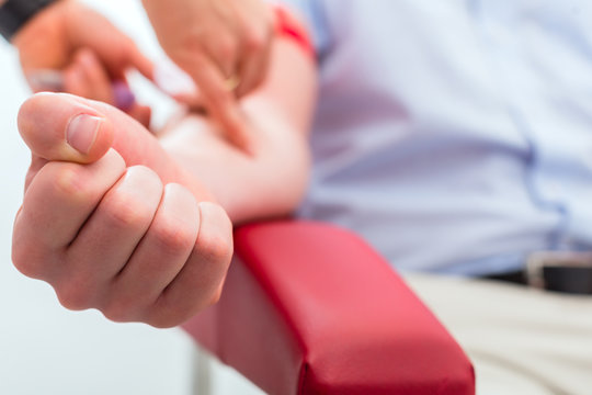 &Auml;rztin bei Blutabnahme an Patient