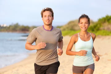 Photo sur Aluminium Jogging Couple de remise en forme jogging à l& 39 extérieur sur la plage souriant