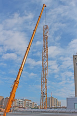 Montage de grue de chantier