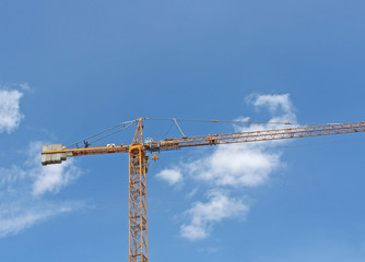 Montage de grue de chantier