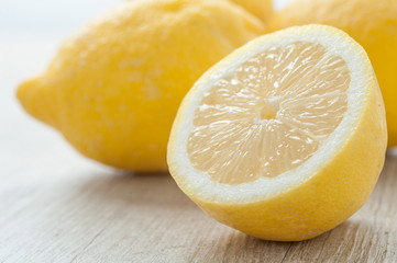 Limoni posati su un tavolo di legno