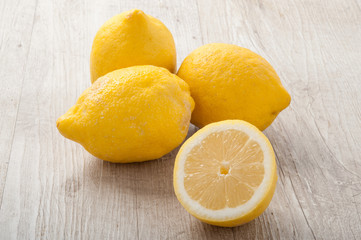 Limoni posati su un tavolo di legno