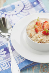 Outmeal porridge with strawberry a