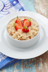 Outmeal porridge with strawberry