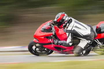Papier Peint photo Sport automobile Pratique de la moto se penchant dans un virage rapide sur la bonne voie