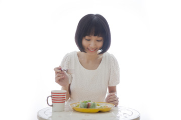 食事をする女性