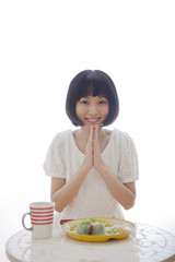 食事を前にいただきますをする女性